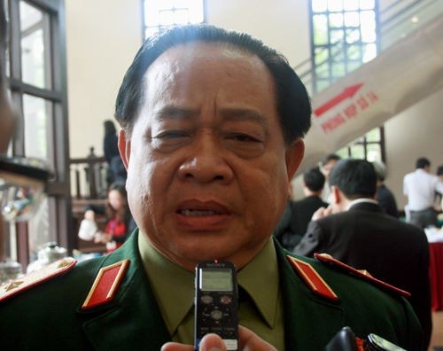 Thiếu tướng Nguyễn Xuân Tỷ trao đổi với phóng viên sáng 25/11. Ảnh Nguyễn Dũng